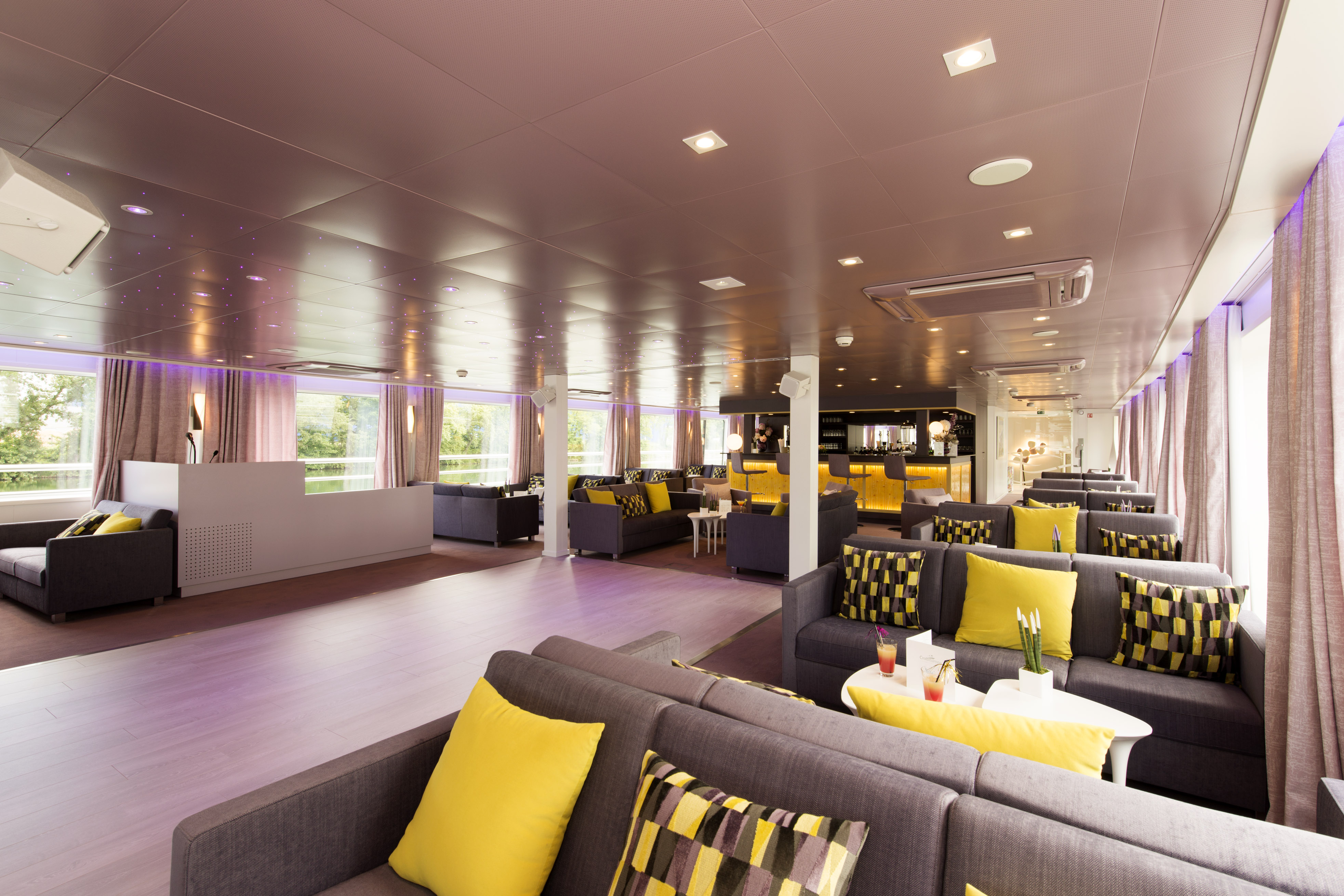 CroisiEurope MS Douce France Lounge Bar 2.jpg